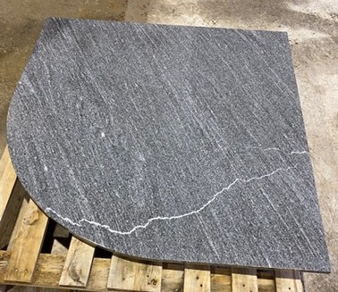 Hvit granittbenkeplate med subtile sorte årer